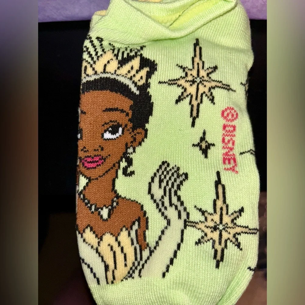 Disney Makeup Eraser Set  w/ 3 lip glosses and set of 5 socks - Picture 6 of 14